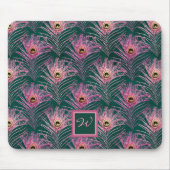 ピンクの孔雀の羽とモノグラムの深いグリーン マウスパッド (正面)