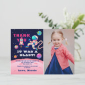 ピンクの宇宙飛行士がいる外宇宙の誕生日写真 サンキューカード (スタンド正面)