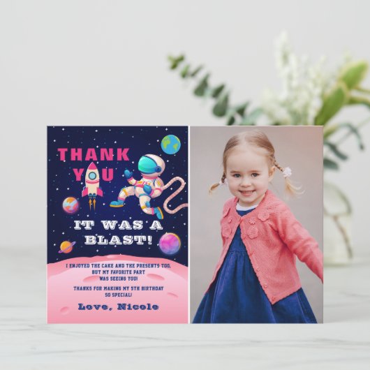 ピンクの宇宙飛行士がいる外宇宙の誕生日写真 サンキューカード (スタンド正面)