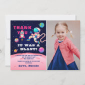 ピンクの宇宙飛行士がいる宇宙での誕生日写真 サンキューカード (正面)