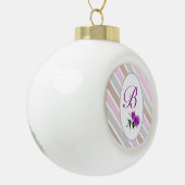 ピンクの対角線のソフトモノグラムのトーンストライプ セラミックボールオーナメント (左)