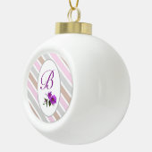 ピンクの対角線のソフトモノグラムのトーンストライプ セラミックボールオーナメント (右)