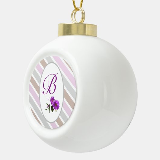 ピンクの対角線のソフトモノグラムのトーンストライプ セラミックボールオーナメント (右)