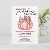 ピンクの小さなかぼちゃ女の子の秋の赤ちゃんシャワー 招待状 (スタンド正面)