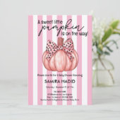 ピンクの小さなかぼちゃ女の子の秋の赤ちゃんシャワー 招待状 (スタンド正面)