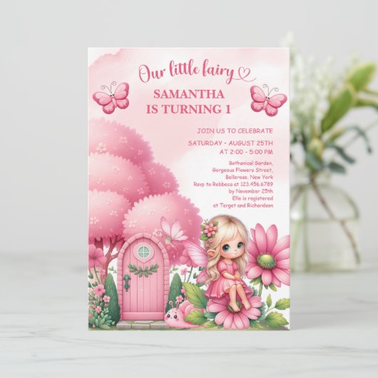 ピンクの小さな妖精の花の女の子の誕生日に座って 招待状 (スタンド正面)