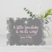 ピンクの小さな雪の結晶の雪のスクリプトベビーシャワー 招待状 (スタンド正面)