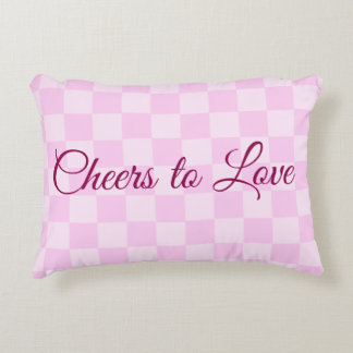 ピンクの市松模様の「Cheers to Love」ルンバーピロー アクセントクッション