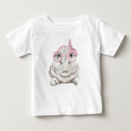 ピンクの帽子とカップを持つかわいい灰色のカバ ベビーTシャツ