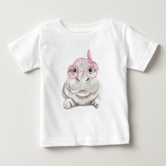 ピンクの帽子とカップを持つかわいい灰色のカバ ベビーTシャツ (正面)