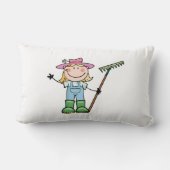 ピンクの帽子を持つ軽いブロンドの庭師 ランバークッション (裏面)