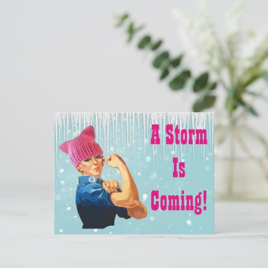 ピンクの帽子来にロージーがいる「嵐だ」 ポストカード (スタンド正面)