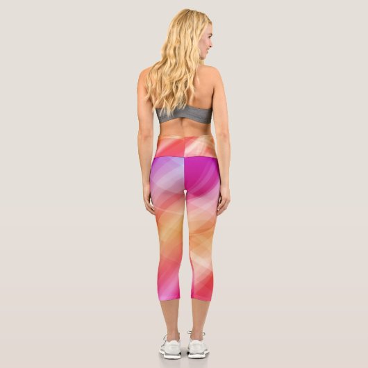 ピンクの幾何学的なレギンス-抽象芸術 カプリレギンス (裏面)