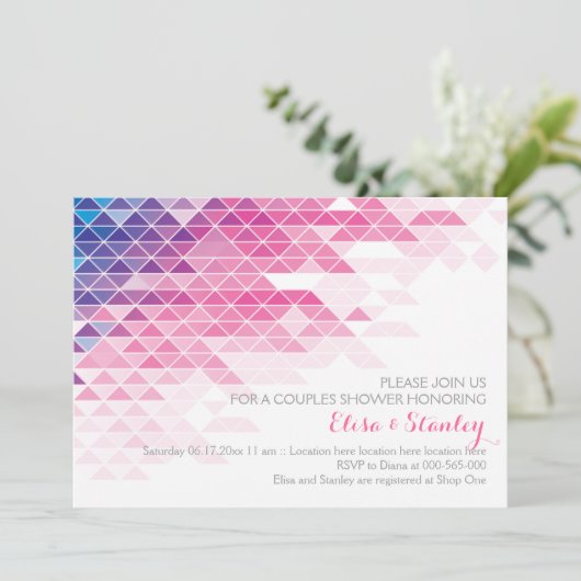 ピンクの幾何学的結婚三角形のカップルのシャワー 招待状 (スタンド正面)