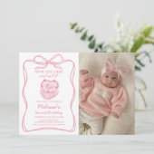 ピンクの弓あなたのケーキを持って食べそれを2つの誕生日 招待状 (スタンド正面)