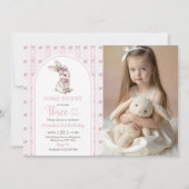 ピンクの弓うさぎ ヴィンテージ ウサギ 3歳の誕生日 写真 招待状 (正面)