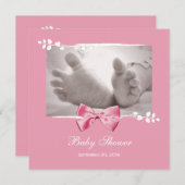 ピンクの弓が付いているエレガントな女の子のベビーシャワーのベビーの足 招待状 (正面/裏面)
