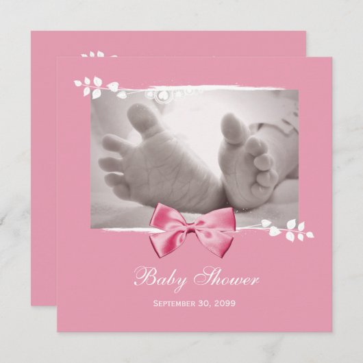 ピンクの弓が付いているエレガントな女の子のベビーシャワーのベビーの足 招待状 (正面/裏面)