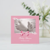 ピンクの弓が付いているエレガントな女の子のベビーシャワーのベビーの足 招待状 (スタンド正面)