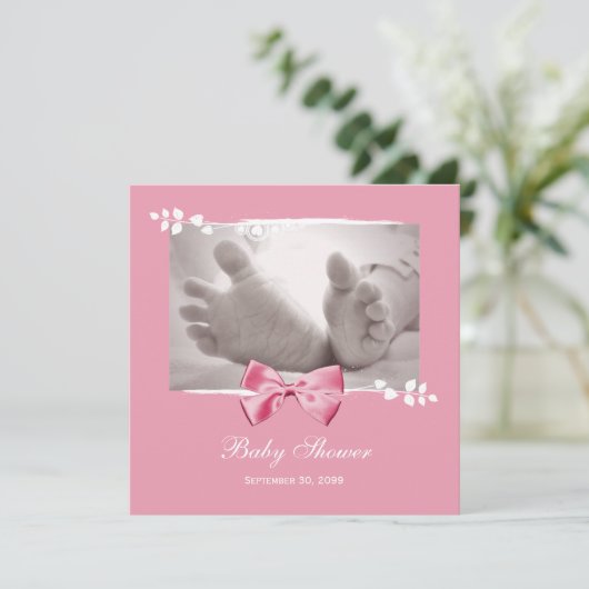 ピンクの弓が付いているエレガントな女の子のベビーシャワーのベビーの足 招待状 (スタンド正面)