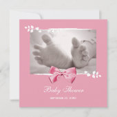 ピンクの弓が付いているエレガントな女の子のベビーシャワーのベビーの足 招待状 (正面)