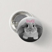 ピンクの弓が付いている愛らしく小さいバニー 缶バッジ (正面&裏面)
