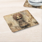 ピンクの弓で不気味な人形 スクエアペーパーコースター (アングル)