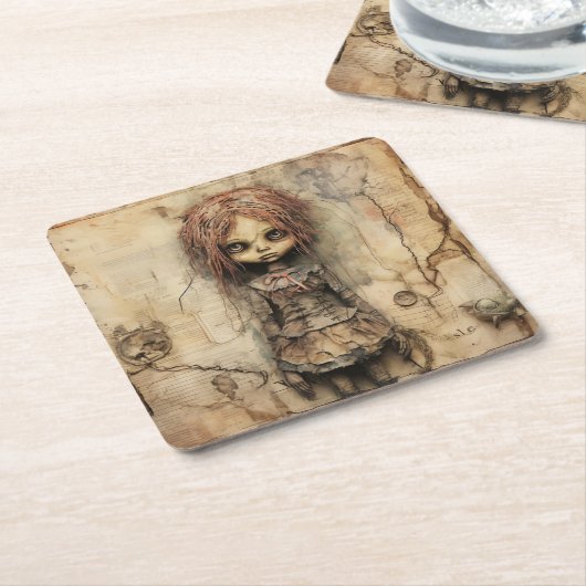 ピンクの弓で不気味な人形 スクエアペーパーコースター (アングル)