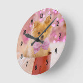 ピンクの弓と木が描かれたかわいいクリスマスドッグの写真 ラウンド壁時計 (傾斜)