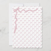 ピンクの弓と赤ちゃんの足跡 エレガントなベビーシャワー 招待状 (裏面)