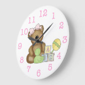ピンクの弓のかわいい女の赤ちゃんくま+ラッセル音かアヒル ラージ壁時計 (傾斜)