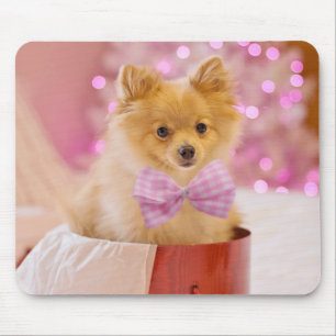 ピンクの弓のクリスマス写真を飾ったかわいい犬 マウスパッド