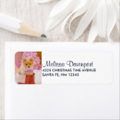 ピンクの弓のクリスマス写真を飾ったかわいい犬 ラベル (インサイチュ)