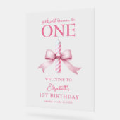 ピンクの弓の女の子が1歳の誕生日を過ごしたい アクリルサイン (傾斜)