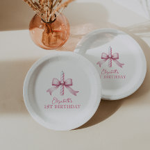 ピンクの弓の女の子が1歳の誕生日を過ごしたい