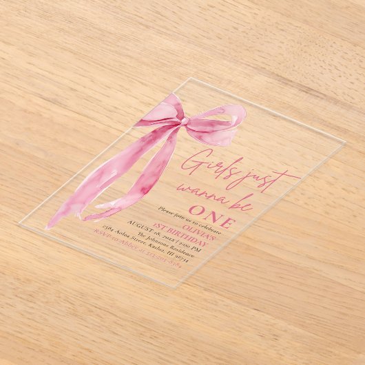 ピンクの弓の女の子だけで1歳の誕生日になりたい アクリル招待状 (レイダウン)