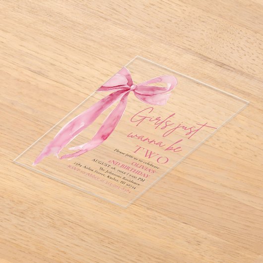 ピンクの弓の女の子は、ちょうど2つの2つの2つの誕生日になりたいだけ アクリル招待状 (レイダウン)