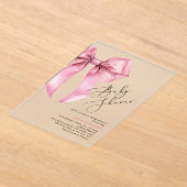ピンクの弓の美しい赤ちゃんシャワー アクリル招待状 (レイダウン)