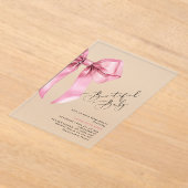 ピンクの弓の美しい赤ちゃんシャワー アクリル招待状 (レイダウン)