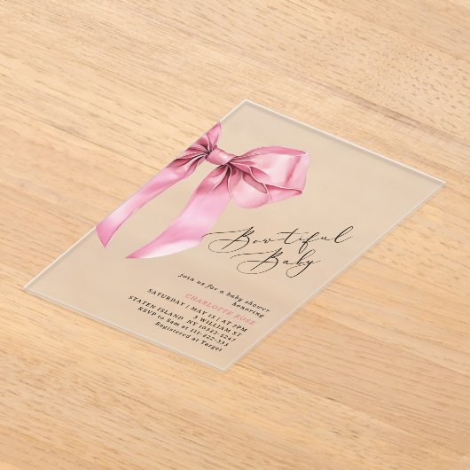 ピンクの弓の美しい赤ちゃんシャワー アクリル招待状 (レイダウン)