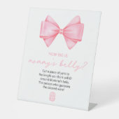ピンクの弓の赤ちゃんシャワーどのように大きいママの腹 台座サイン (正面)