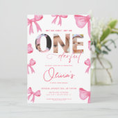 ピンクの弓は彼女はonederful 1st誕生日3写真 招待状 (スタンド正面)