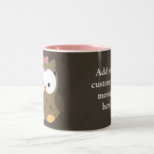 ピンクの弓カスタムなコーヒー・マグを持つかわいい女の赤ちゃんのフクロウ ツートーンマグカップ (中央)