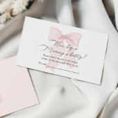 ピンクの弓ガール赤ちゃんシャワーどのように大きいママの腹 エンクロージャーカード