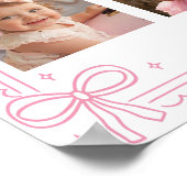 ピンクの弓ケーキの最初の年フォトマイルストーン ポスター (角)