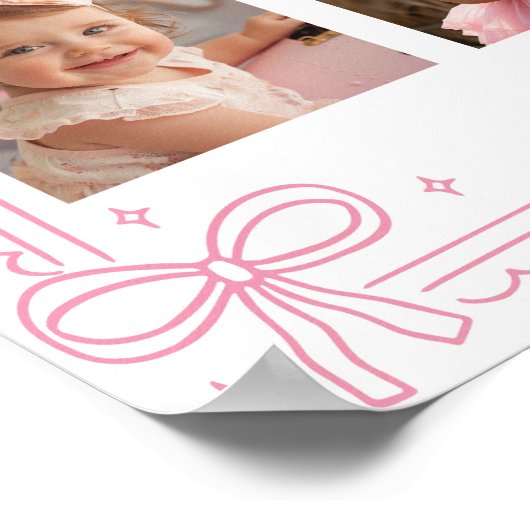 ピンクの弓ケーキの最初の年フォトマイルストーン ポスター (角)