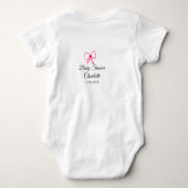 ピンクの弓シンプルの赤ちゃんシャワー追加の名前日ミニマル付 ベビーボディスーツ (裏面)