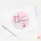 ピンクの弓ジンガムとレースの赤ちゃんシャワーの好意 ラウンドシール (封筒)