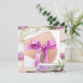 ピンクの弓ピンクのマグノリアのベビーシャワーが付いているベビーの隆起 招待状 (スタンド正面)