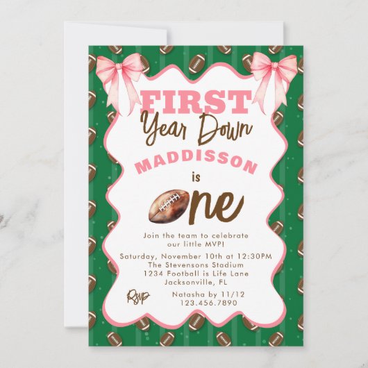 ピンクの弓 ファーストイヤーダウン フットボール 1歳の誕生日 招待状 (正面)